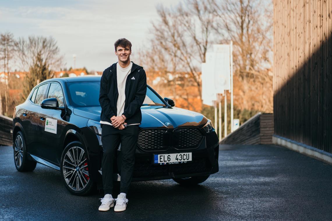 Jakub Menšík a předané vozidlo značky BMW